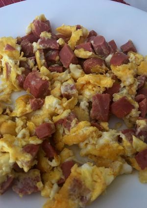 Una foto de Huevos con salchicha