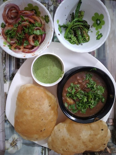 पंजाबी अमृतसरी छोले भटूरे (Punjabi amritsari chole bhature recipe in Hindi) रेसिपी मुख्य फोटो
