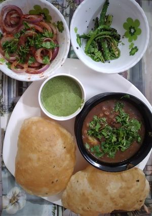 पंजाबी अमृतसरी छोले भटूरे (Punjabi amritsari chole bhature recipe in Hindi) रेसिपी मुख्य फोटो