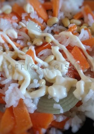 Una foto de Ensalada de arroz con soja y zanahoria