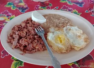 Una foto de Machaca de marlin bien acompañada
