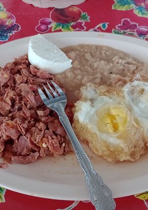 Una foto de Machaca de marlin bien acompañada