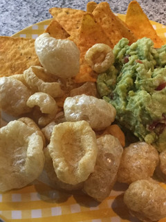 Una foto de Guacamole con cortezas