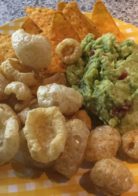 Una foto de Guacamole con cortezas