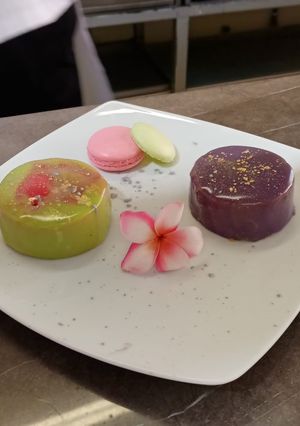 Una foto de Mousse con glaseado espejo