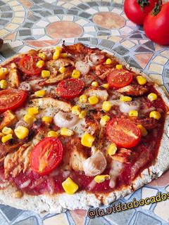 Una foto de Pizza con harina de maíz sin levadura