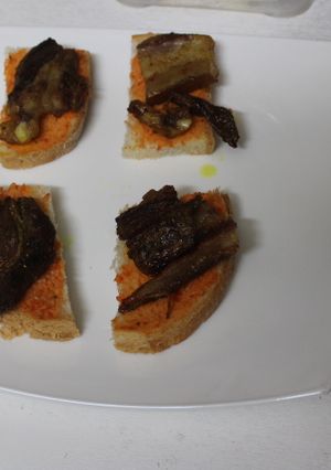 Una foto de Panceta con pan con tomate