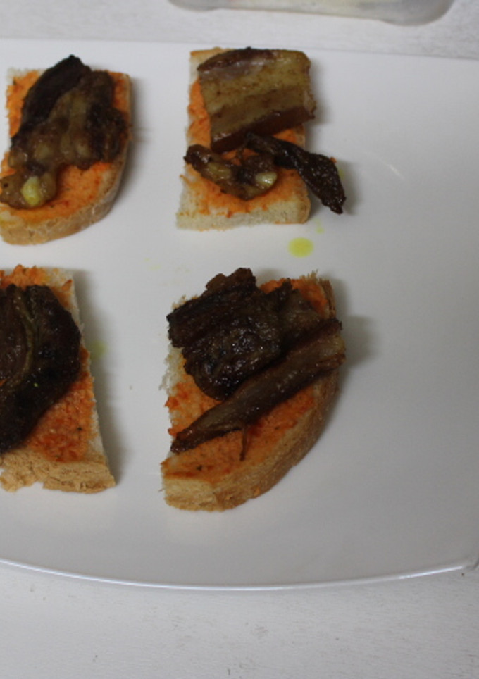 Una foto de Panceta con pan con tomate