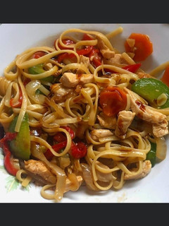 Una foto de Wok de verduras y pollo
