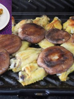 Una foto de Alitas con setas shiitake