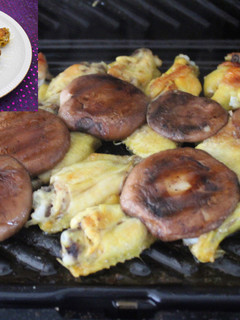 Una foto de Alitas con setas shiitake