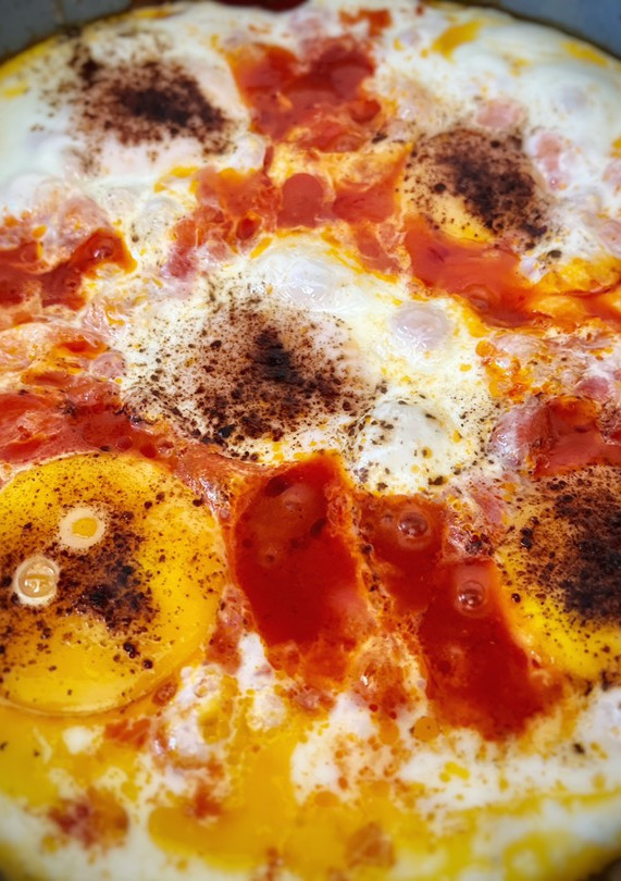 Una foto de Huevos pisciteddru (Huevos a la italiana o huevos en purgatorio)