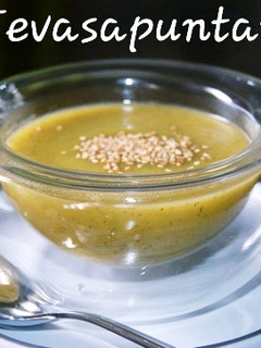 Una foto de Crema de calabacín con espinacas 🥒🥒🥬