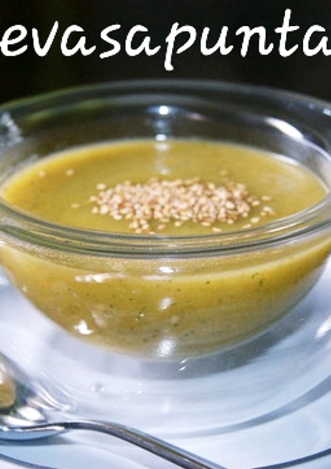 Una foto de Crema de calabacín con espinacas 🥒🥒🥬