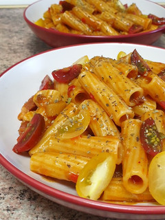 Una foto de Tortiglioni en salsa de anchoas con berenjena
