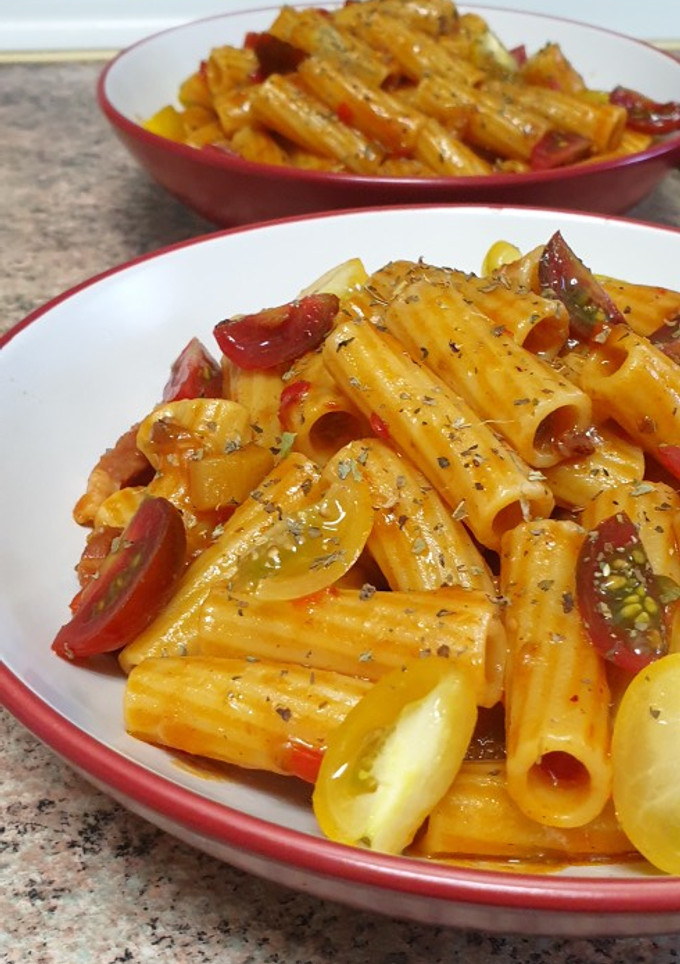 Una foto de Tortiglioni en salsa de anchoas con berenjena