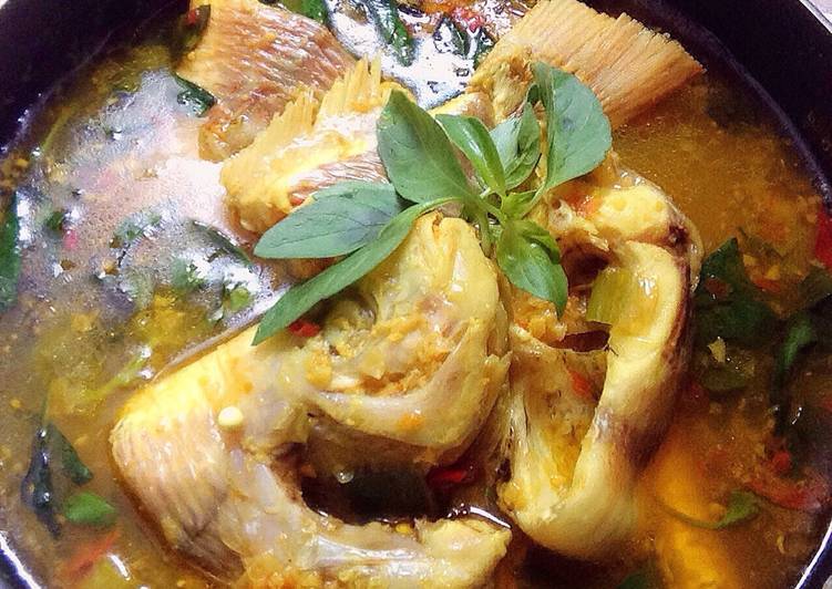 Cara buat Ikan Nila bumbu kuning Kemangi Sederhana dan Mudah Dibuat