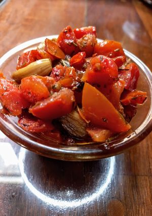 Una foto de Tomates asados al horno con Hierbas