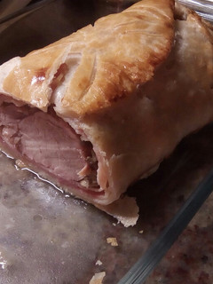 Una foto de Solomillo Wellington con setas, cebolla y bacon