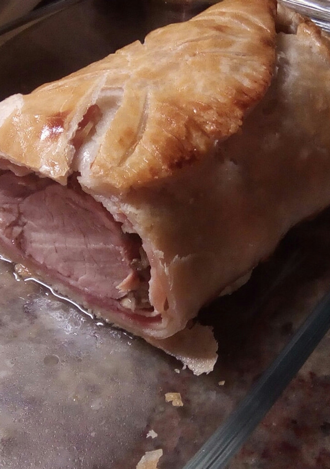 Una foto de Solomillo Wellington con setas, cebolla y bacon