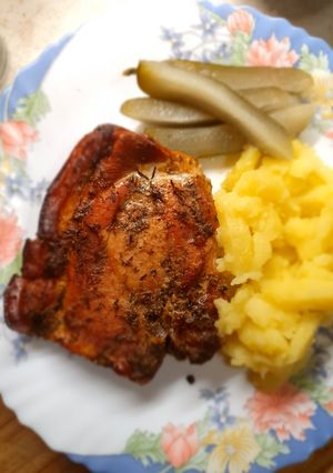 Pácolt bőrös malac comb párolt burgonyával csemege uborkával recept fotója