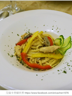 A picture of Super Easy Creamy White Sauce Chicken Pasta.