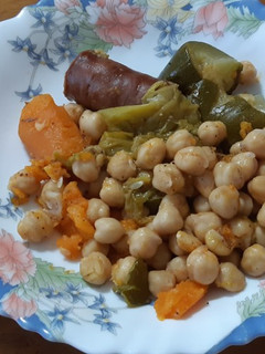 Una foto de Garbanzos con verduras y chorizo