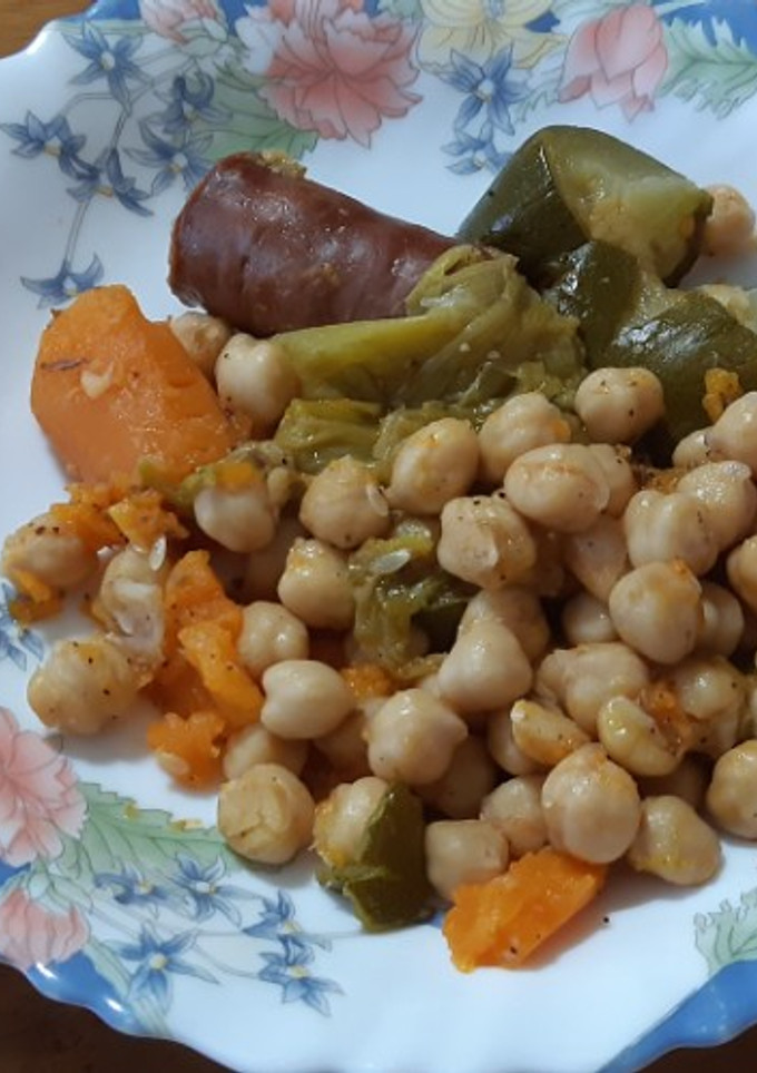 Una foto de Garbanzos con verduras y chorizo