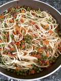 Tallarines con guisantes y jamón