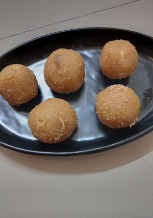 લાડુ (Ladoo Recipe In Gujarati) રેસીપી મુખ્ય ફોટો