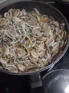 Una foto de Cazuela de champiñones y gulas al ajillo