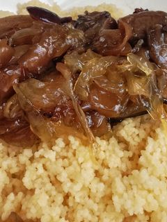 Una foto de Cous cous con setas y cebolla caramelizadas