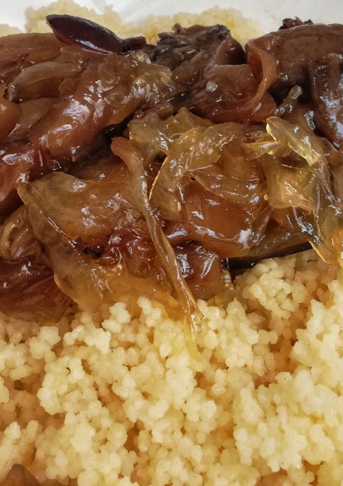 Una foto de Cous cous con setas y cebolla caramelizadas