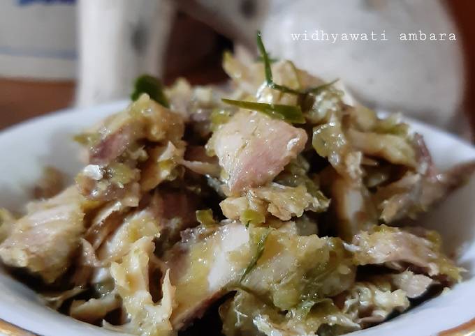 Cara Gampang Menyiapkan Ikan Suwir bumbu cabe hijau yang Bikin Ngiler
