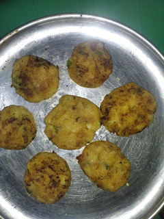 உருளைக்கிழங்கு ரவை கட்லட் (Urulaikilanku ravai cutlet recipe in tamil) செய்முறை முக்கிய புகைப்படம்
