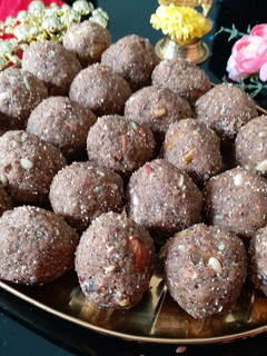 फ्लैक्सीड के लड्डू (Flaxseed ke ladoo recipe in hindi) रेसिपी मुख्य फोटो