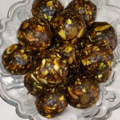 A picture of Sugar free Dates nuts laddu.