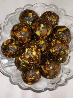 A picture of Sugar free Dates nuts laddu.