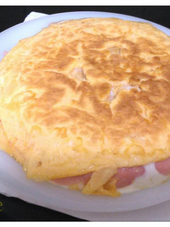Una foto de Tortilla de jamón y queso