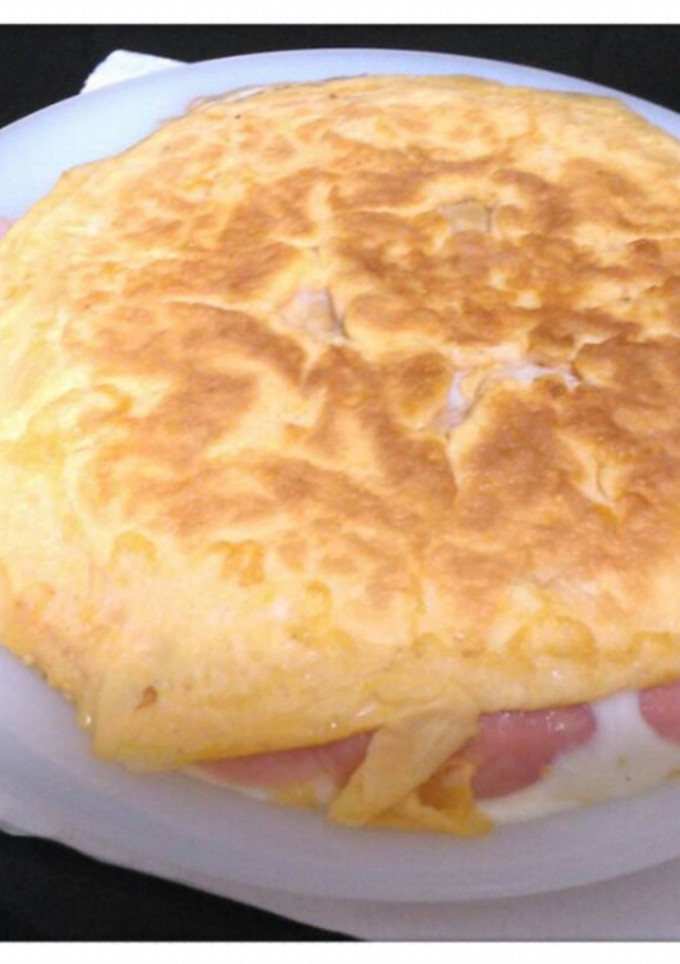 Una foto de Tortilla de jamón y queso