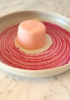Foto de Panna Cotta de framboesa com doce de mirtilos