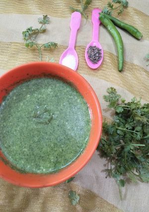 हरा धनिया और दही की चटनी (hara dhaniya aur dahi ki chutney recipe in Hindi) रेसिपी मुख्य फोटो