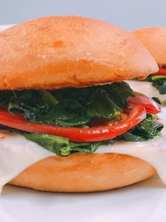 Una foto de Sándwich de espinacas y queso fundido