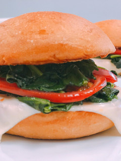 Una foto de Sándwich de espinacas y queso fundido