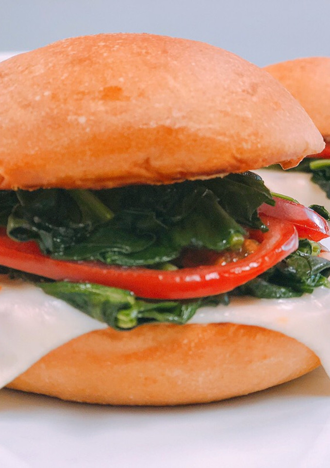 Una foto de Sándwich de espinacas y queso fundido