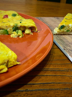 Una foto de Tortilla de verduras y anchoas