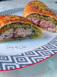 Una foto de Solomillo de bonito envuelto en hojaldre, relleno de pistachos