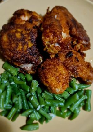 Panírozott csirkeszárnyak fokhagymás zöldbabbal recept fotója
