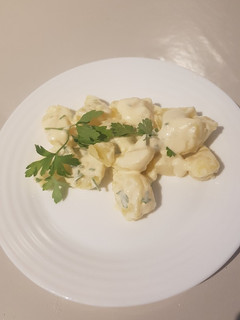 Una foto de 🥔Patatas con mayonesa 🫙🥚🫒casera al ajo🧄