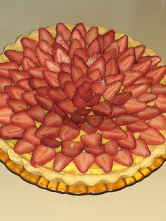 Una foto de Tarta de crema pastelera y frutilla